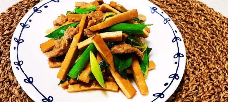 美味蒜苔炒豆腐干（家常下饭好滋味，蒜香浓郁入味）-第2张图片-美味行家