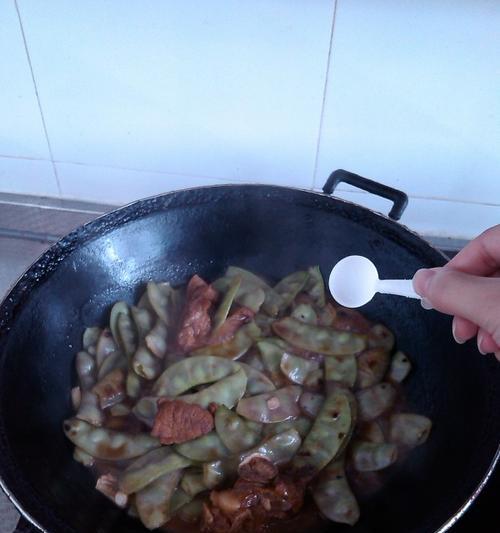 五花肉烧扁豆，美味又营养（享受家庭美食的乐趣，让您健康又开胃）-第1张图片-美味行家