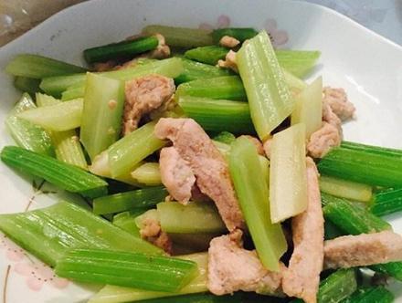 轻松做出美味西芹炒火腿（一步步教你制作口感鲜美的家常小菜）-第2张图片-美味行家