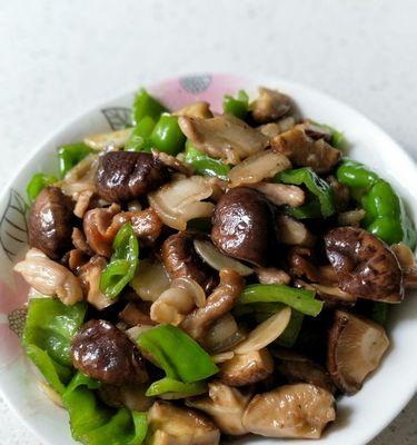 香菇炒猪肉的做法（清爽美味，营养丰富的佳肴）-第1张图片-美味行家
