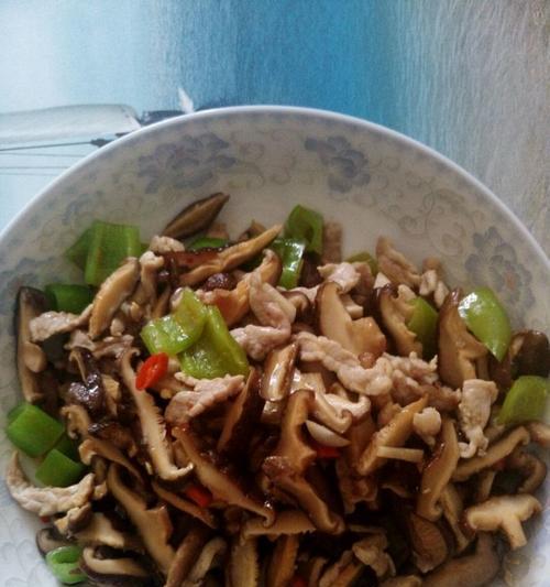 香菇炒猪肉的做法（清爽美味，营养丰富的佳肴）-第2张图片-美味行家
