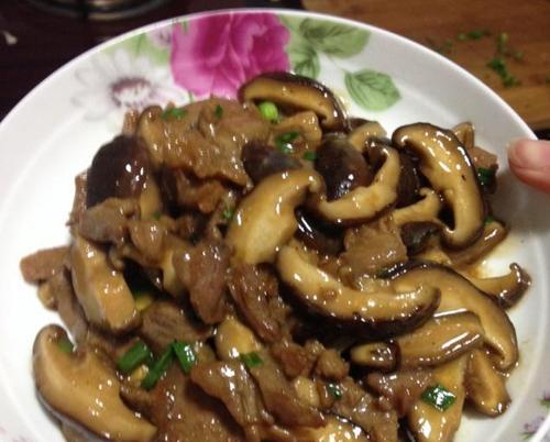 香菇炒猪肉的做法（清爽美味，营养丰富的佳肴）-第3张图片-美味行家