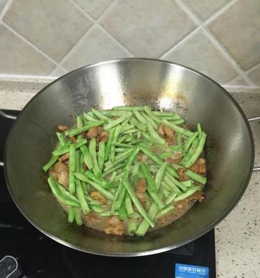 四季豆干烧肉，营养美味又下饭（简单易学的美食新招，让你的餐桌多一份诱人色香味）-第2张图片-美味行家