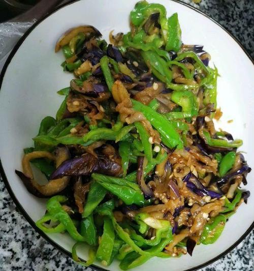 肉丝蚝油茄丝的家常做法（清爽爽口感，营养丰富，香气扑鼻）-第3张图片-美味行家