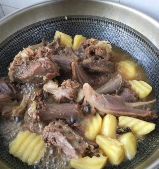 美味炖大鹅（如何用土豆炖出鲜美的大鹅肉？教你一招！）-第1张图片-美味行家