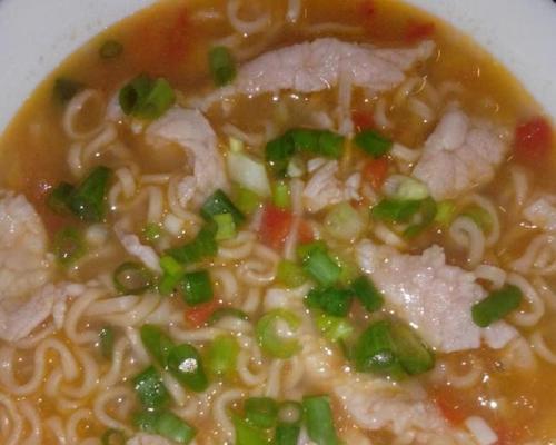 美味营养的以西红柿瘦肉面（家常菜谱教你如何制作美味瘦肉面，以西红柿是关键）-第1张图片-美味行家