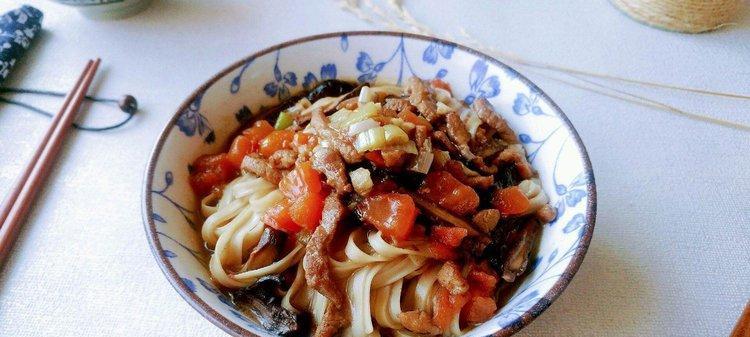 美味营养的以西红柿瘦肉面（家常菜谱教你如何制作美味瘦肉面，以西红柿是关键）-第3张图片-美味行家