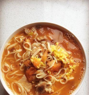 美味营养的以西红柿瘦肉面（家常菜谱教你如何制作美味瘦肉面，以西红柿是关键）-第2张图片-美味行家