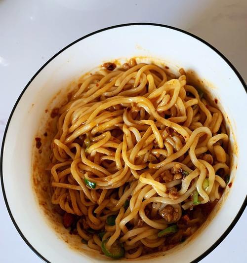 手把手教你制作美味的香辣拌面（口感醇香，辣味十足，让你垂涎三尺的家常美食）-第2张图片-美味行家