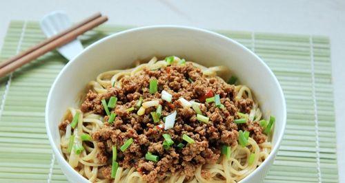 手把手教你制作美味的香辣拌面（口感醇香，辣味十足，让你垂涎三尺的家常美食）-第3张图片-美味行家