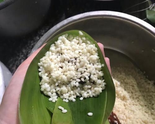 香菇花生肉粽龙舟粽制作方法大揭秘（粽子DIY教程，让你轻松做出美味可口的传统佳肴！）-第2张图片-美味行家