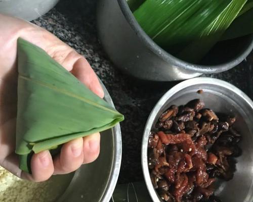 香菇花生肉粽龙舟粽制作方法大揭秘（粽子DIY教程，让你轻松做出美味可口的传统佳肴！）-第3张图片-美味行家