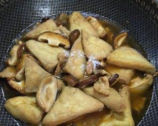 一道简单又美味的香菇西芹炒油豆腐做法（以香菇为主角，西芹绿叶点缀，口感鲜嫩，让你爱不释口）-第1张图片-美味行家
