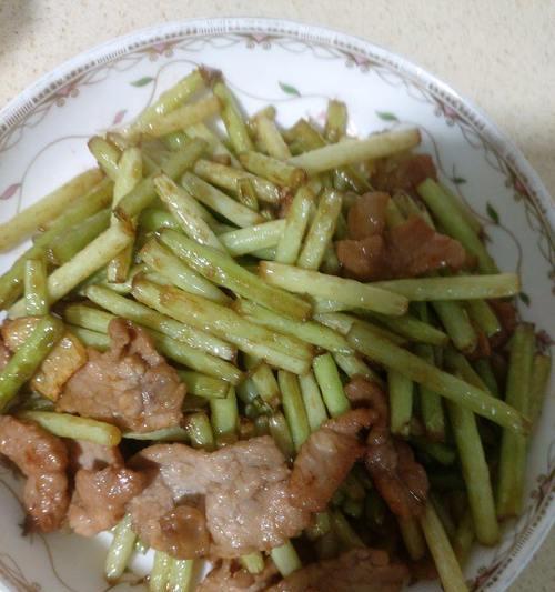家常美食——肉片炒蒜薹（快手好味，营养丰富）-第2张图片-美味行家