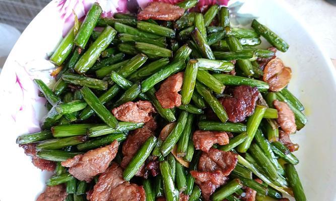 家常美食——肉片炒蒜薹（快手好味，营养丰富）-第1张图片-美味行家