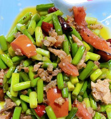 家常美食——肉片炒蒜薹（快手好味，营养丰富）-第3张图片-美味行家