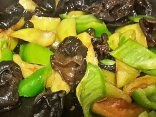 丝瓜鸭蛋炒木耳的做法（简单易学，美味可口）-第2张图片-美味行家