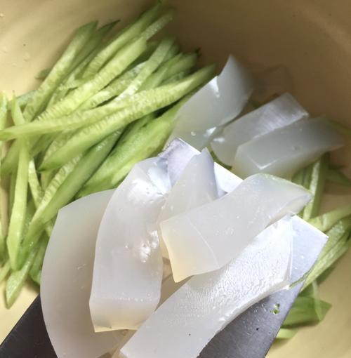 手把手教你如何制作美味可口的腌凉粉（以经典做法为基础，添加个人特色，打造属于你的口味）-第2张图片-美味行家