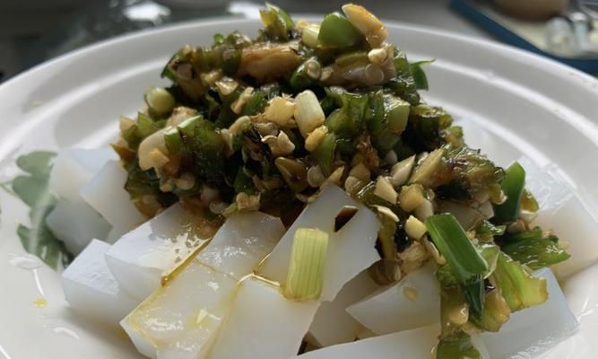 手把手教你如何制作美味可口的腌凉粉（以经典做法为基础，添加个人特色，打造属于你的口味）-第3张图片-美味行家