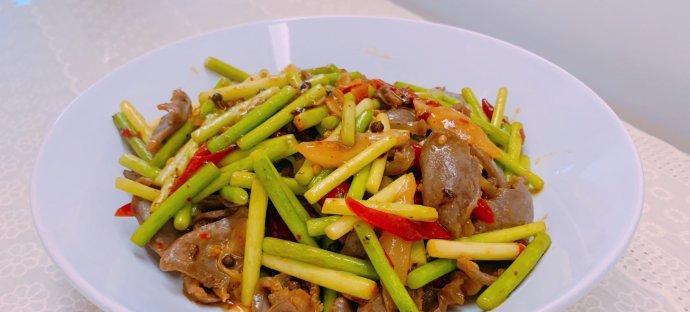 小炒鸭胗的制作方法与技巧（掌握小炒鸭胗的秘诀，做出美味鲜香的佳肴）-第1张图片-美味行家