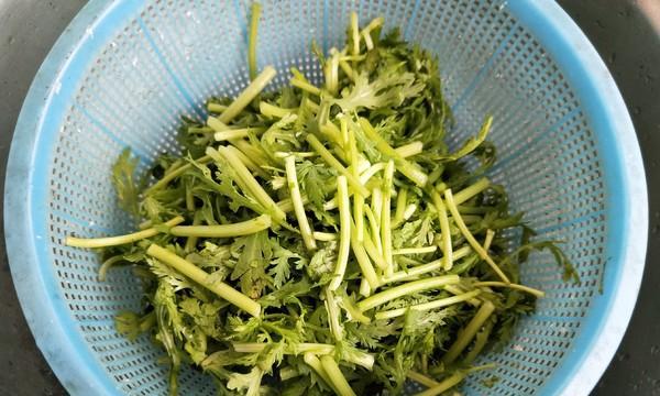 蒜香茼蒿的美食做法（新鲜茼蒿搭配蒜香，营养美味双丰收）-第1张图片-美味行家