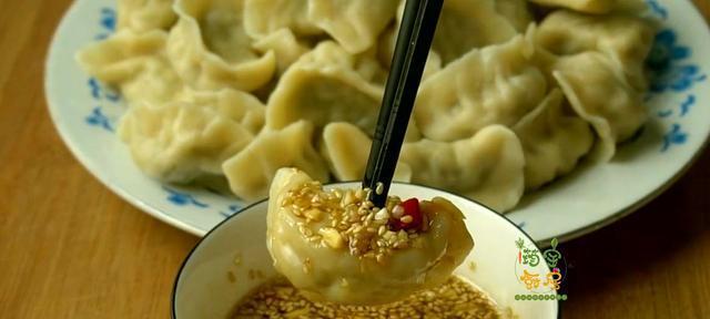 花样美食-洋槐花饺子（用花瓣为食材，做出美味佳肴）-第3张图片-美味行家
