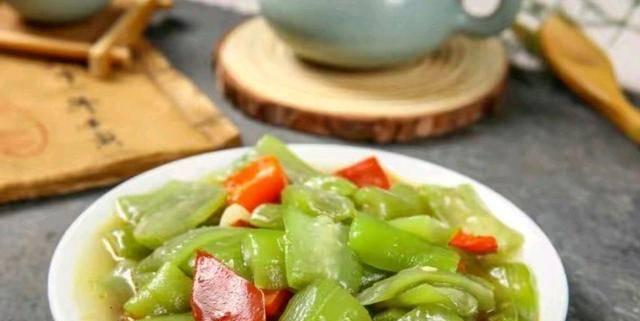 丝瓜蒸香肠，健康美味新吃法（用丝瓜代替米饭，香肠入味不油腻）-第3张图片-美味行家