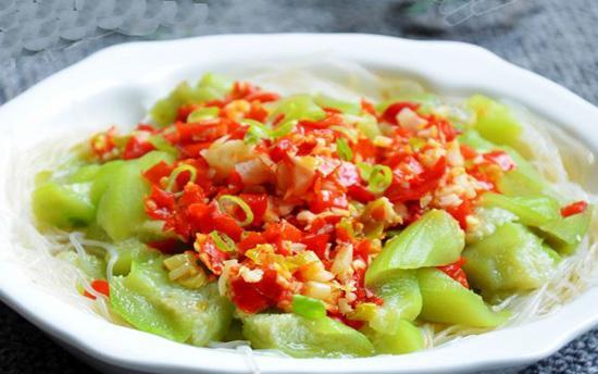 丝瓜蒸香肠，健康美味新吃法（用丝瓜代替米饭，香肠入味不油腻）-第1张图片-美味行家