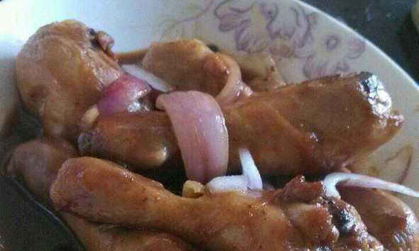 美味洋葱鸡腿的制作方法（香味四溢的鸡肉佳肴，打造下一顿聚餐美食）-第2张图片-美味行家