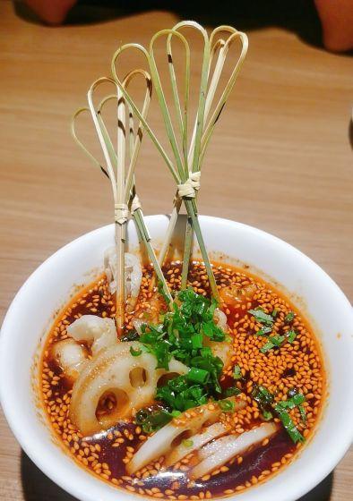 酸菜辣鸡爪煲的制作方法（用新鲜鸡爪和酸菜煮出美味佳肴）-第1张图片-美味行家