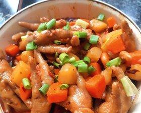 酸菜辣鸡爪煲的制作方法（用新鲜鸡爪和酸菜煮出美味佳肴）-第3张图片-美味行家