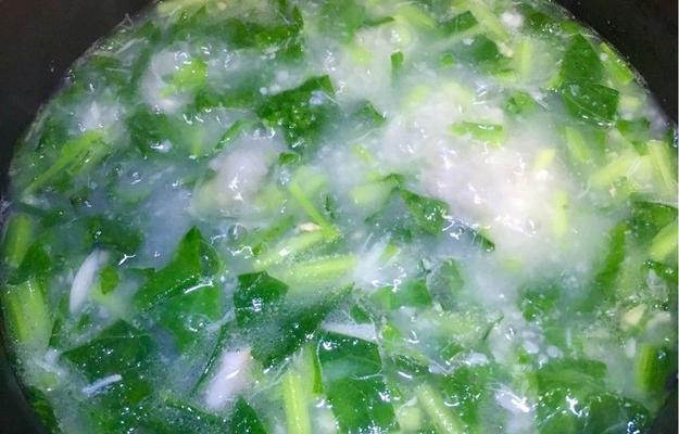 酸菜芋头汤的美味做法（一道酸辣开胃的家常汤菜）-第3张图片-美味行家