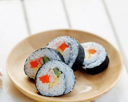 夏日简易午餐美味寿司（手把手教您制作美味寿司，夏日清爽午餐来一份！）-第2张图片-美味行家