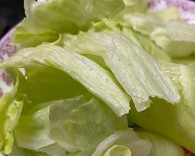 轻享春日美味，慢嚼健康生活（以贴心春色沙拉为主题的健康食谱）-第1张图片-美味行家