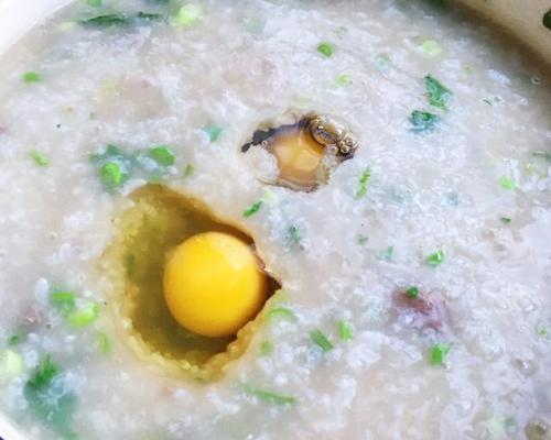 香菇生滚牛肉窝蛋粥的做法（家庭美食健康搭配，轻松享受美味早餐）-第2张图片-美味行家