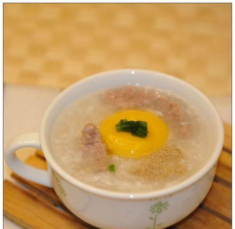 香菇生滚牛肉窝蛋粥的做法（家庭美食健康搭配，轻松享受美味早餐）-第1张图片-美味行家