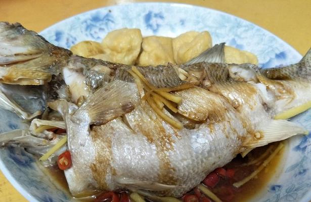 用微波炉轻松做出美味鲜嫩的蒸鱼（微波炉蒸鱼的完美做法，让你轻松享受营养美食）-第3张图片-美味行家