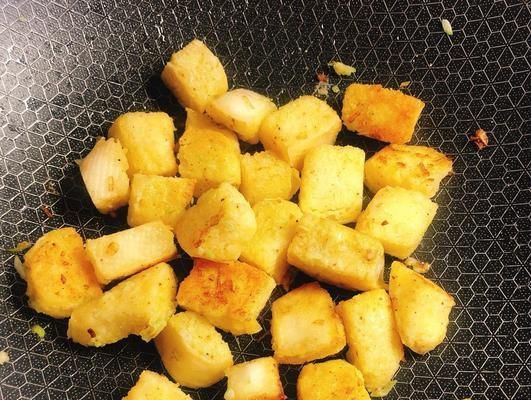以素炒馒头丁的美味做法（健康素食新选择，营养口感双丰收）-第1张图片-美味行家