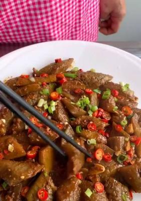 香煎茄子的做法（用简单的煎法做出美味健康的茄子菜肴）-第1张图片-美味行家