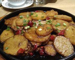 家常铁板土豆片的做法（手把手教你做出酥脆可口的铁板土豆片）-第2张图片-美味行家