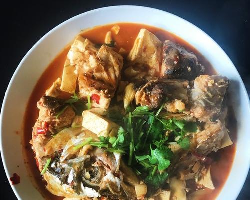 鱼块烧豆腐麻辣版，辣爽口感大满足（学会这道菜，让你冬天不再寒冷）-第1张图片-美味行家