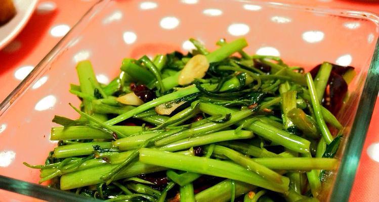 蒜蓉清炒空心菜，美味又营养！（家常小炒菜的好选择，蒜香味浓郁，菜品健康美味。）-第1张图片-美味行家