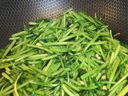 蒜蓉炒茼蒿的做法（一道清热解毒、美味营养的家常菜）-第1张图片-美味行家