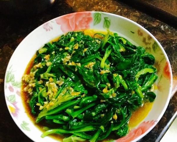 蒜蓉炒茼蒿的做法（一道清热解毒、美味营养的家常菜）-第3张图片-美味行家