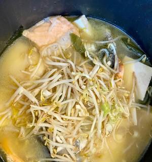 三文鱼头豆腐玉米红萝卜汤的做法（家庭美食）-第2张图片-美味行家