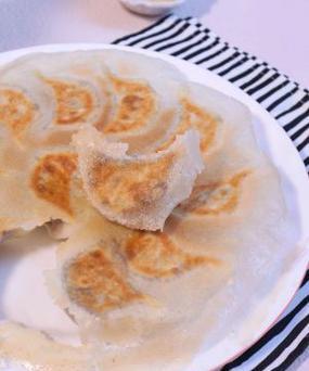 美味早餐，煎饺出奇招！（如何制作口感香脆的煎饺？——分享经典家常煎饺做法！）-第1张图片-美味行家