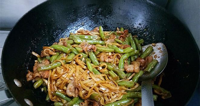 用铁锅焖出香味十足的豆角焖面（家常美食的必备技能，让你的焖面口感更加细腻！）-第1张图片-美味行家
