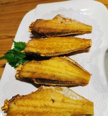 香煎剥皮鱼的制作方法（健康美味的家常菜）-第3张图片-美味行家