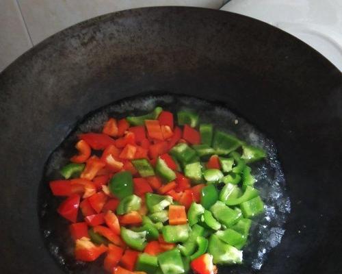 双椒火腿肉丸片的制作方法（口感鲜美的双椒火腿肉丸片，一起来学做吧！）-第2张图片-美味行家