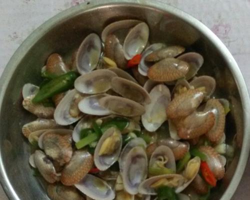 烹饪双椒花甲的技巧与方法（打造口感鲜美的家常美食）-第1张图片-美味行家